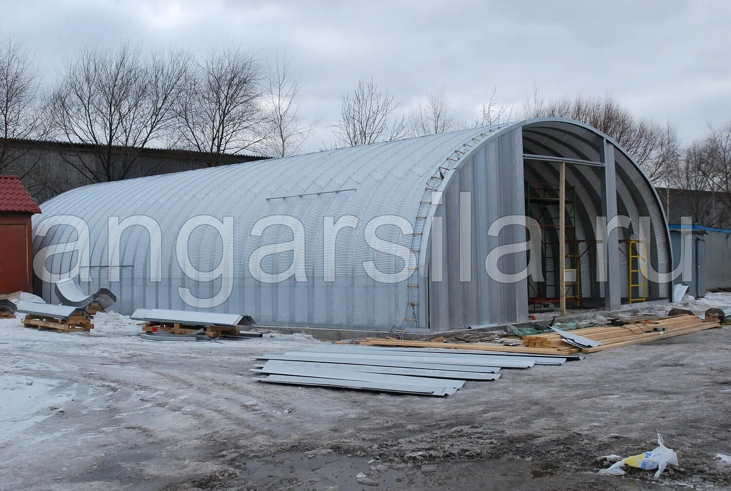 картинка-ссылка на статью: Какой ангар подходит для хранения техники в Нижневартовске?