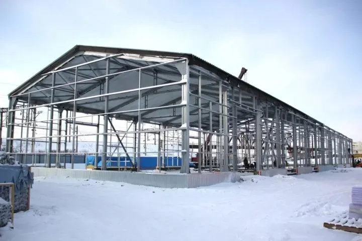 картинка-ссылка на статью: Как очистить ангар от снега в Нижневартовске?